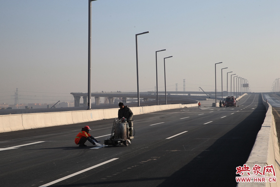 部門路段工人正在噴畫道路標線。