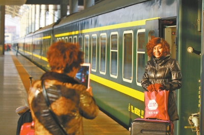 鄭州火車站又見綠皮車,車前留個(gè)影。