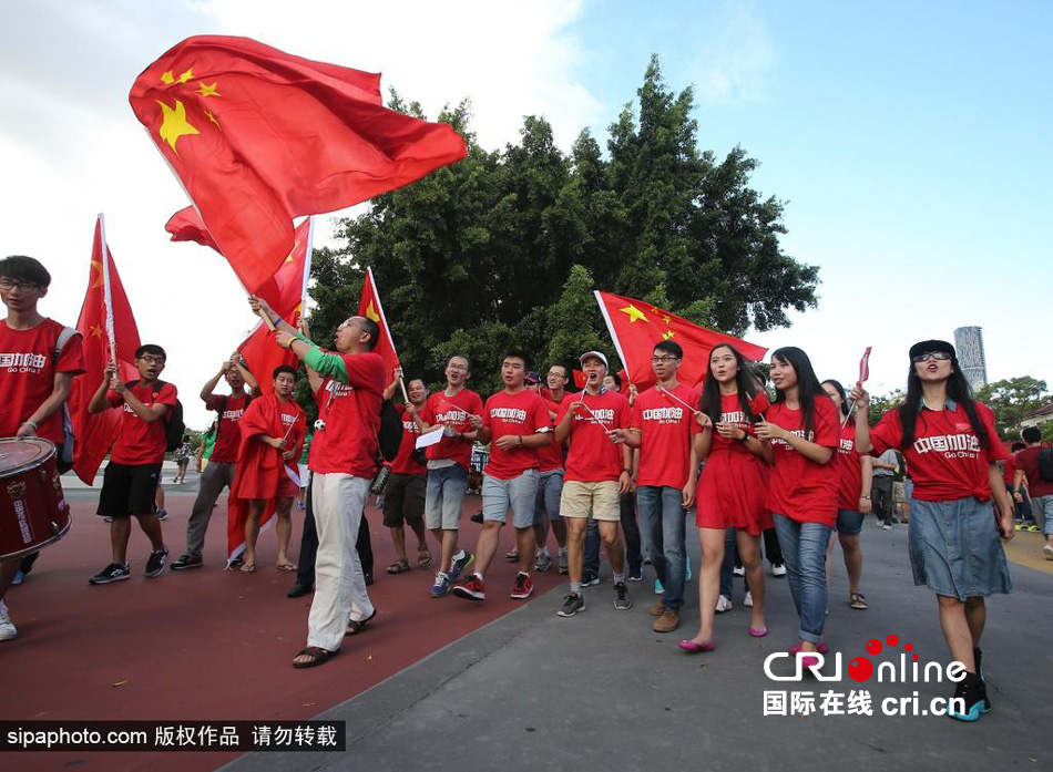 賽前中國球迷揮舞國旗進(jìn)場，為國足助威。