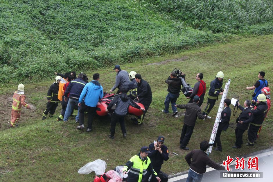 臺灣復興航空一架班機墜河