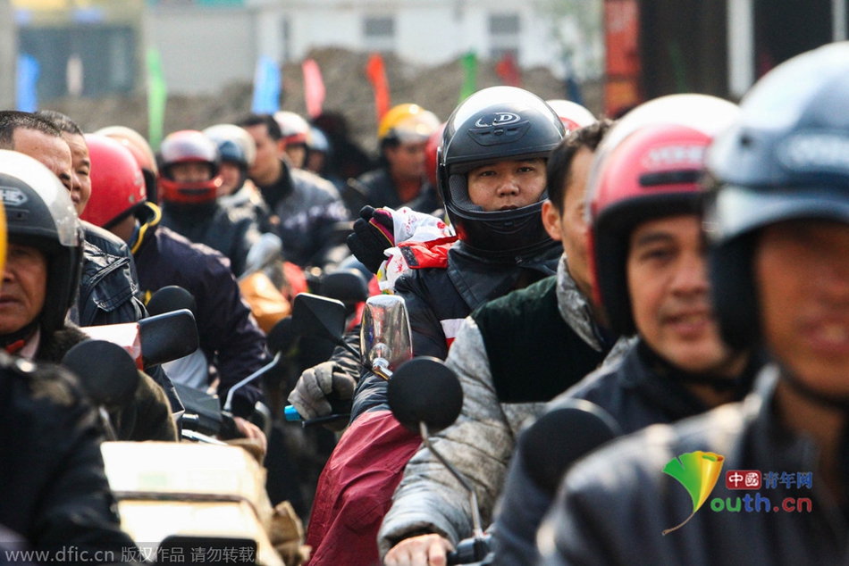 2015年2月10日，廣東佛山，順德龍山加油站為返鄉(xiāng)摩托車(chē)免費(fèi)加油。