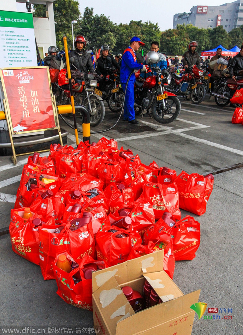 2015年2月10日，廣東佛山，順德龍山加油站為返鄉(xiāng)摩托車(chē)免費(fèi)加油。