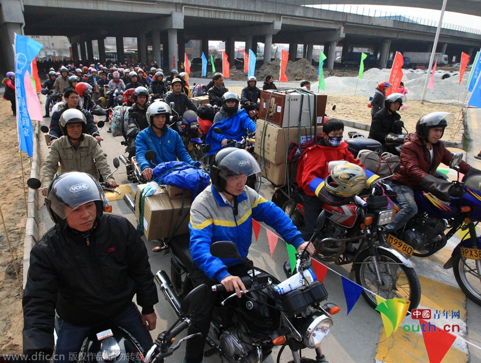 2015年2月10日，廣東佛山，順德龍山加油站為返鄉(xiāng)摩托車(chē)免費(fèi)加油。