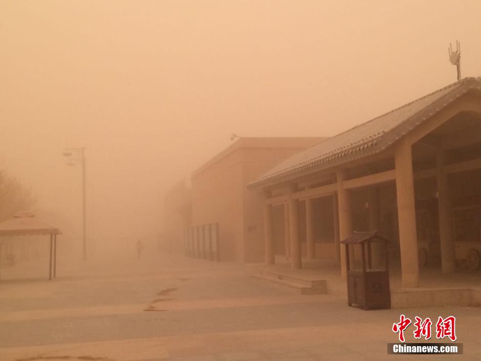 甘肅敦煌遭遇強(qiáng)沙塵暴天氣 黃沙遮天蔽日