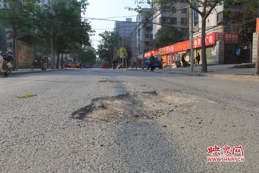 鄭州市區(qū)有多條道路均出現(xiàn)了不同程度的破損情況