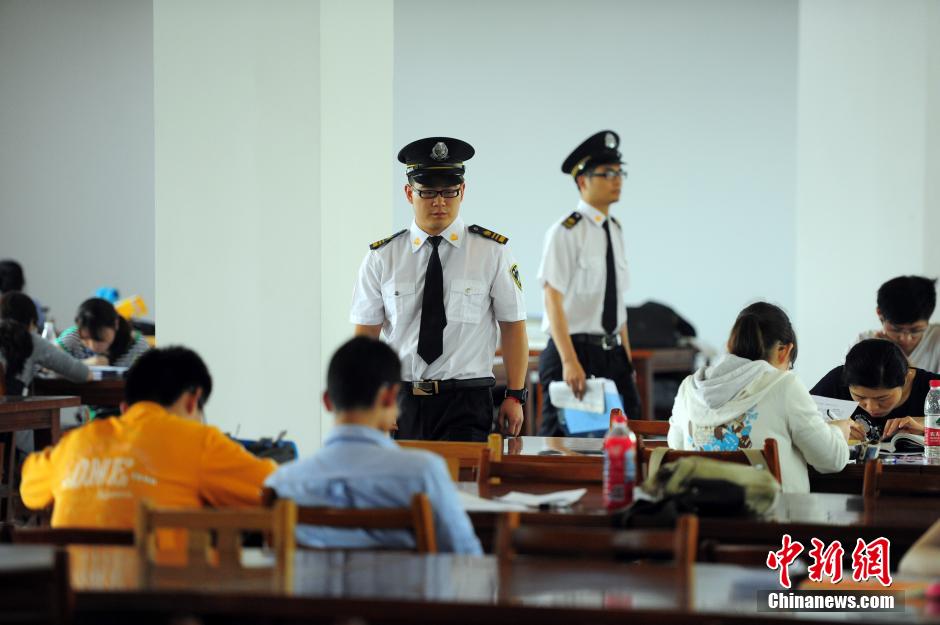 5月8日，武漢輕工大學(xué)圖書館保安黃凱、萬文杰在圖書館巡查。中新社發(fā) 張暢 攝