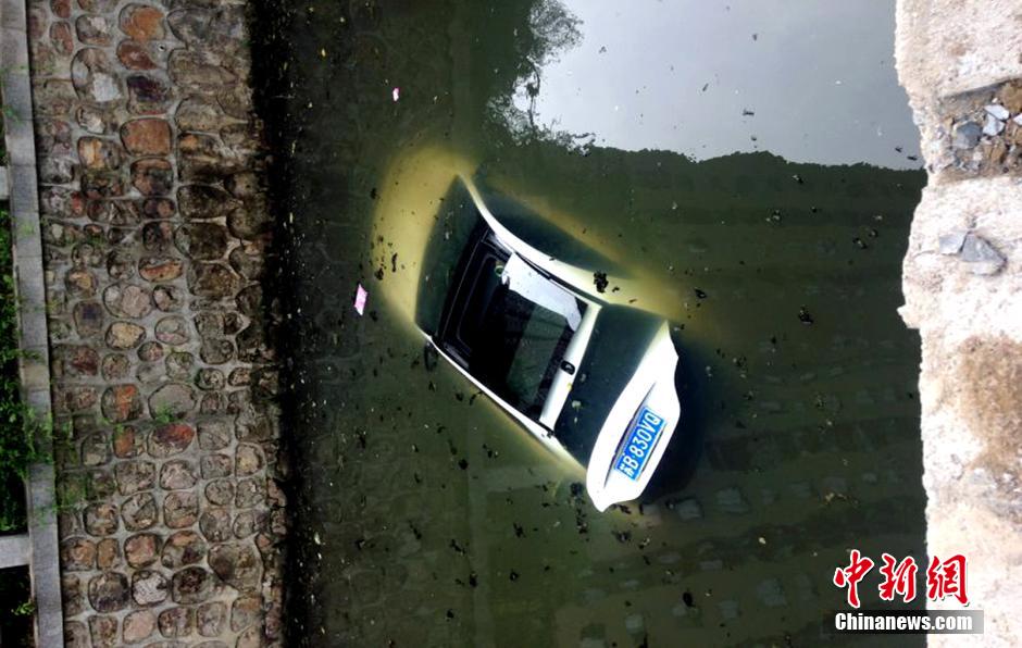 江蘇無錫一汽車沖進河道 女司機爬窗逃生