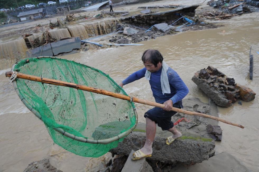 貴州雷山遭暴雨襲擊 村民在洪水中淡定撈魚(yú)