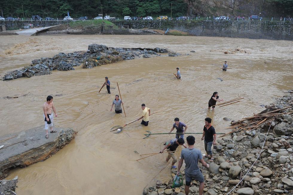 貴州雷山遭暴雨襲擊 村民在洪水中淡定撈魚(yú)