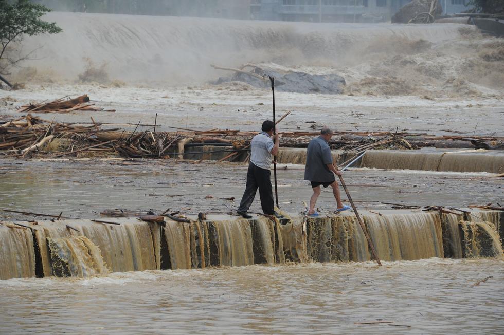 貴州雷山遭暴雨襲擊 村民在洪水中淡定撈魚(yú)