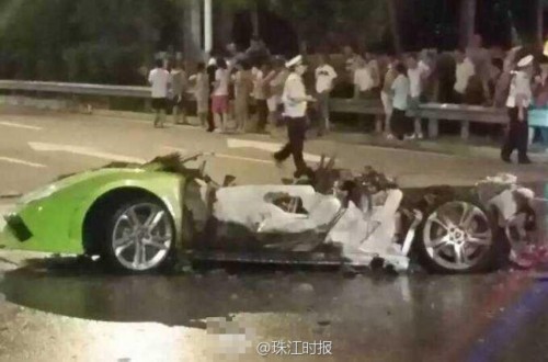 蘭博基尼跑車撞貨車燒成廢鐵 司機(jī)當(dāng)場(chǎng)死亡