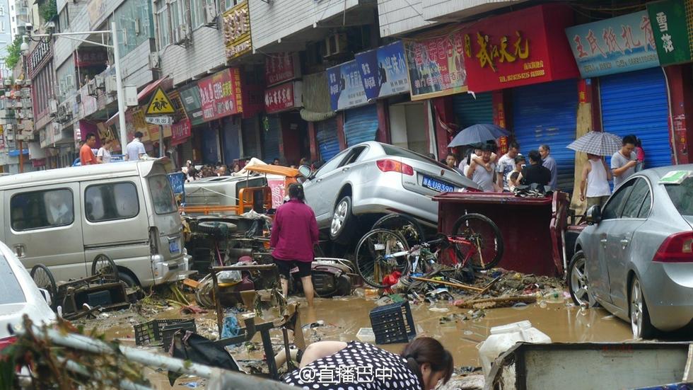 四川南江暴雨引洪水 數(shù)百輛車被淹成“廢鐵”