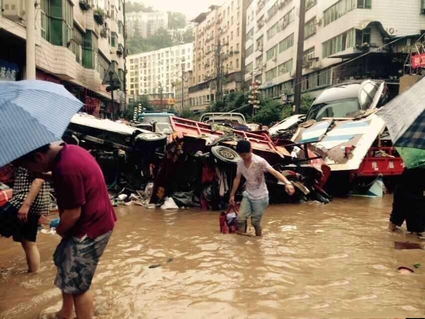 四川南江暴雨引洪水 數(shù)百輛車被淹成“廢鐵”