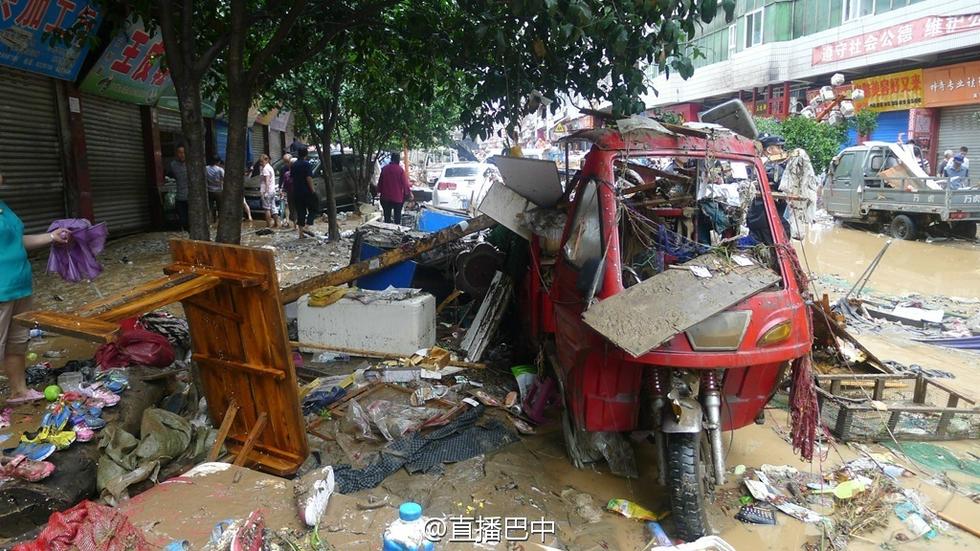 四川南江暴雨引洪水 數(shù)百輛車被淹成“廢鐵”