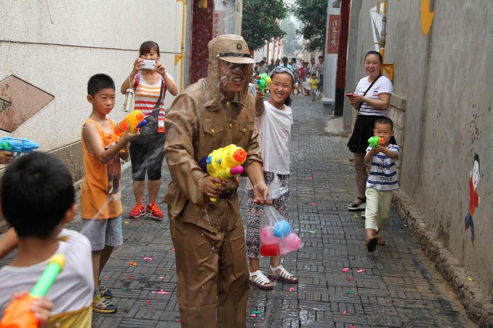 孩子們扮成八路軍手持水槍打鬼子。