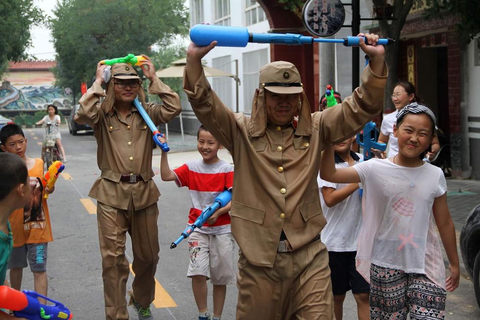 最終幾名鬼子被八路軍制服，被押著游街示眾，以此慶?？谷諔?zhàn)爭勝利70周年。