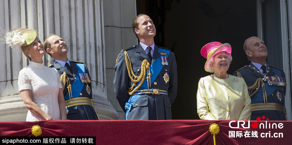 英國女王伊麗莎白二世攜眾王室成員觀看空軍飛行表演。