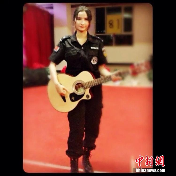 新疆兵團(tuán)女民警生活照走紅網(wǎng)絡(luò) 被譽(yù)“最美警花”