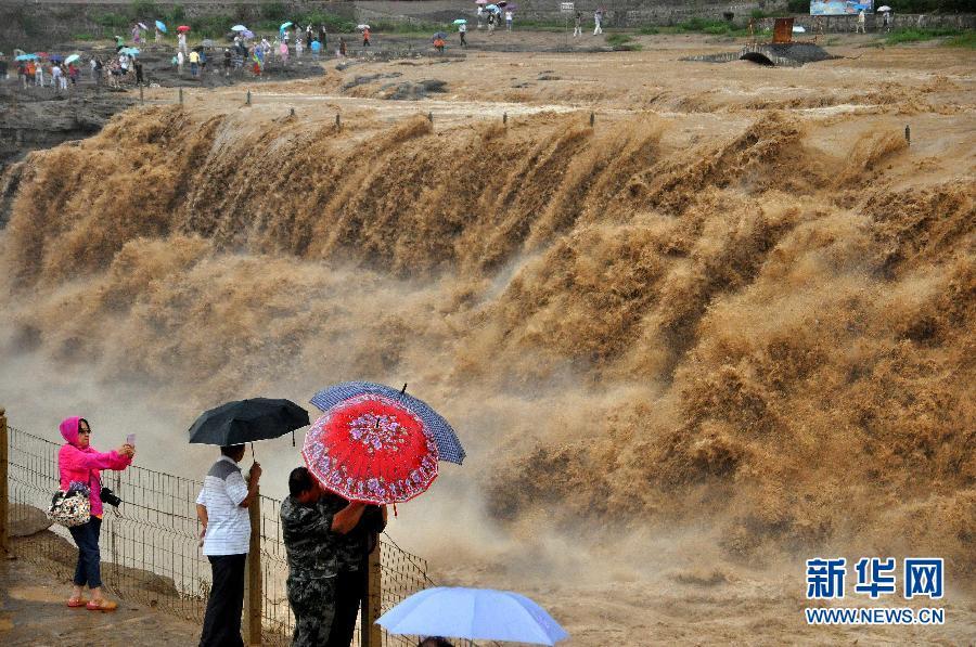 8月2日，游客在山西吉縣黃河壺口瀑布景區(qū)游覽觀瀑。