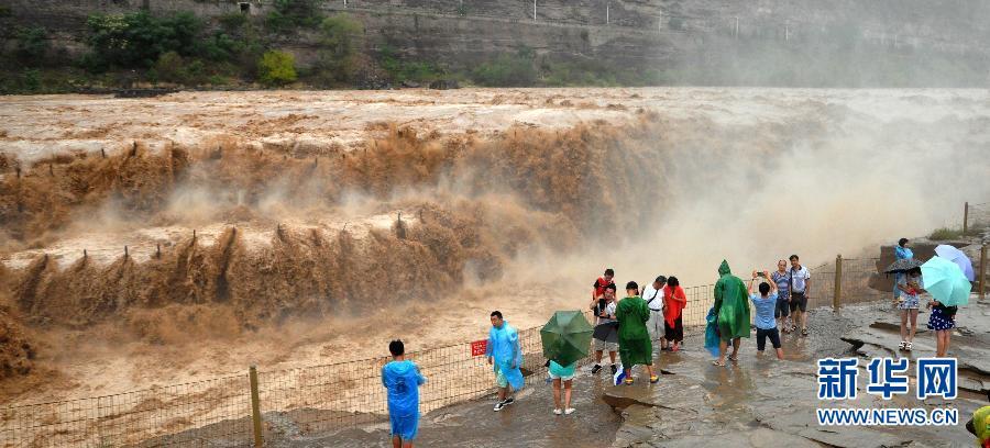 8月2日，游客在山西吉縣黃河壺口瀑布景區(qū)游覽觀瀑。