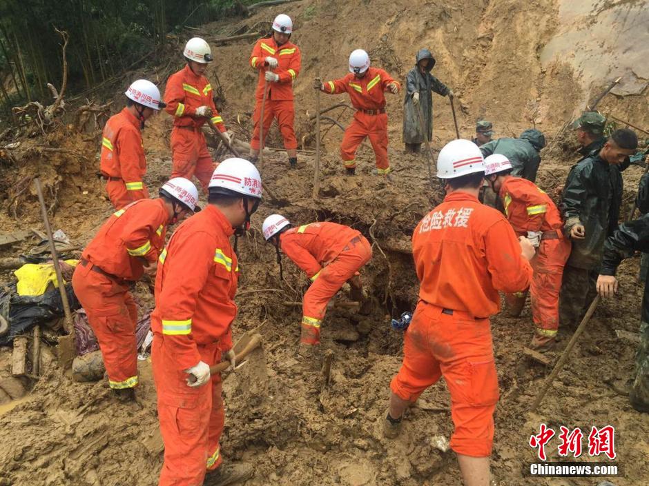 8月19日，救援人員正在全力搜尋被埋遇難者