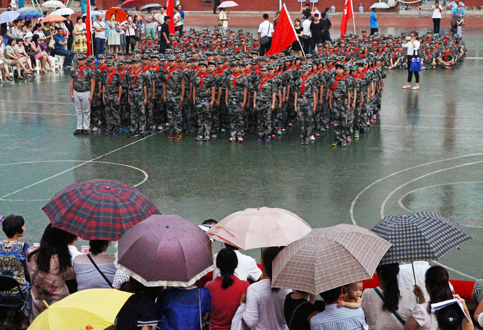 鄭州市，鄭州市第八中學(xué)會(huì)操表演當(dāng)天突降大雨，但是同學(xué)們?cè)谟曛袌?jiān)持完成了會(huì)操表演。