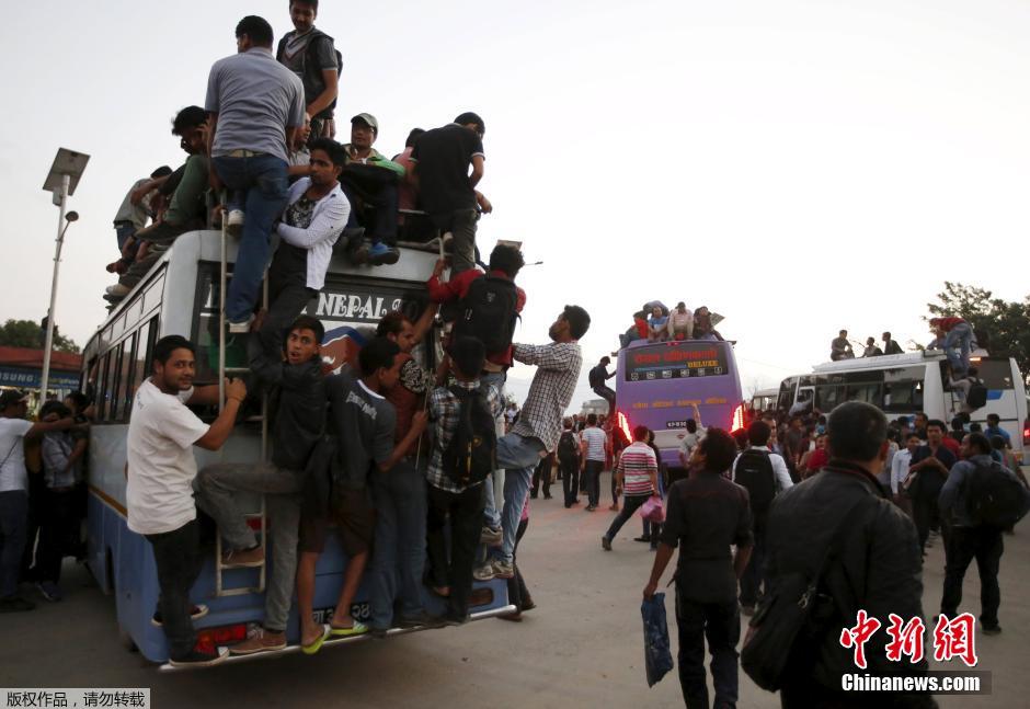 尼泊爾公交限量發(fā)車 乘客“包圍”巴士