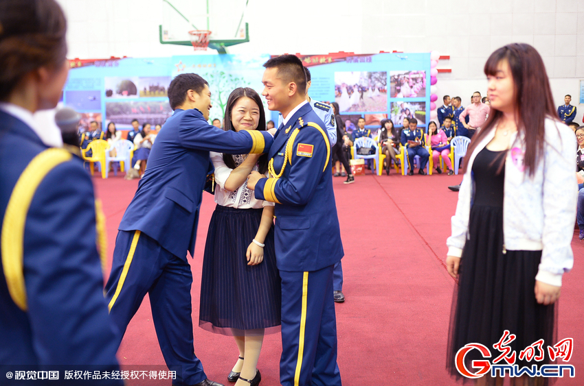 湖北武漢，“嫁人就嫁解放軍”，每年一屆的武漢軍旅姻緣會17日在駐漢空軍某指揮所文化活動中心舉行