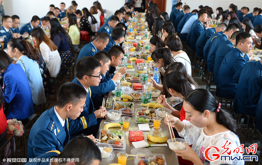 湖北武漢，“嫁人就嫁解放軍”，每年一屆的武漢軍旅姻緣會17日在駐漢空軍某指揮所文化活動中心舉行