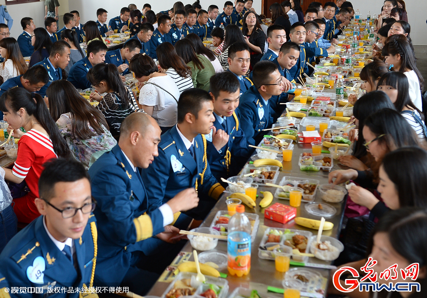 湖北武漢，“嫁人就嫁解放軍”，每年一屆的武漢軍旅姻緣會17日在駐漢空軍某指揮所文化活動中心舉行