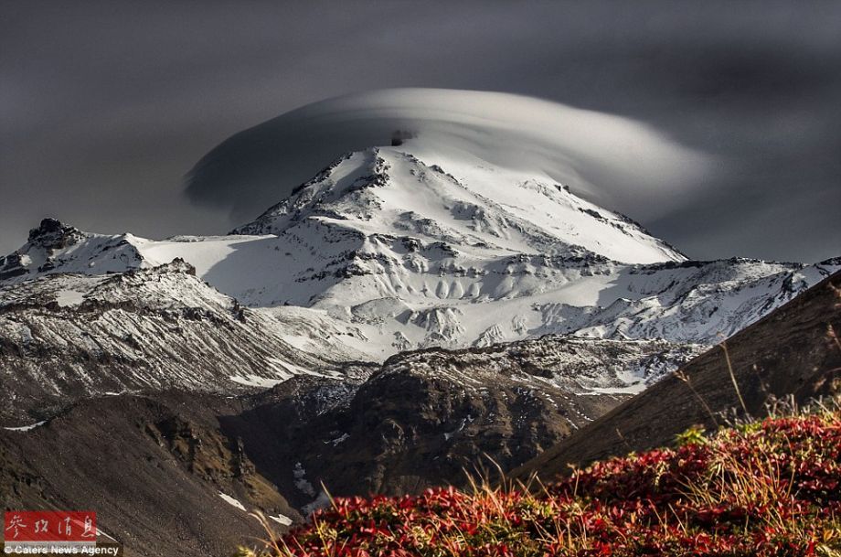 火山上籠罩著類似于外星飛碟形狀的云彩，場景猶如科幻大片。