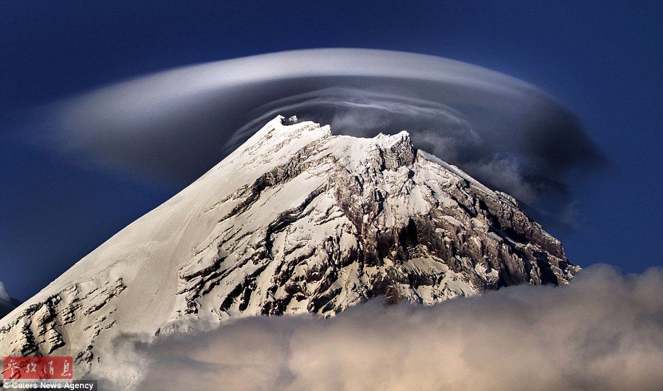 火山上籠罩著類似于外星飛碟形狀的云彩，場景猶如科幻大片。