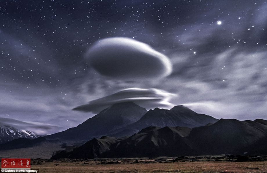 火山上籠罩著類似于外星飛碟形狀的云彩，場景猶如科幻大片。