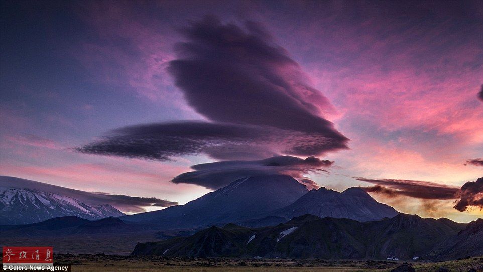 火山上籠罩著類似于外星飛碟形狀的云彩，場景猶如科幻大片。