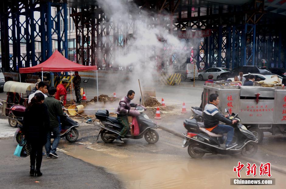 鄭州鬧市熱力管爆裂 行人車輛“騰云駕霧過險(xiǎn)灘”