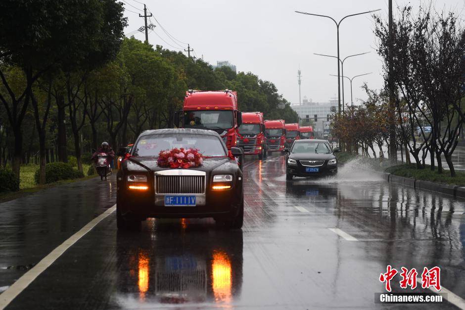 浙江現(xiàn)“霸氣”婚車隊(duì) 一輛勞斯萊斯引領(lǐng)八輛“大卡”