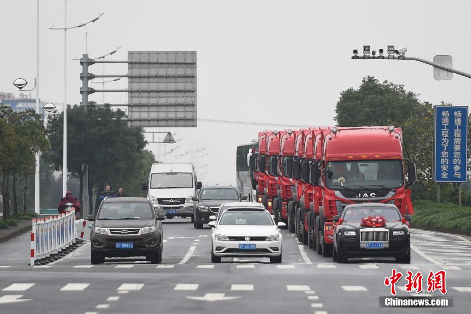 浙江現(xiàn)“霸氣”婚車隊(duì) 一輛勞斯萊斯引領(lǐng)八輛“大卡”