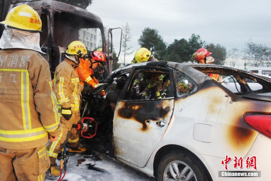 浙江一快遞車與私家車相撞后起火 多人傷亡