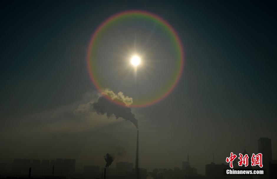 沈陽(yáng)上空“大氣對(duì)流” 煙柱飄向不同方向