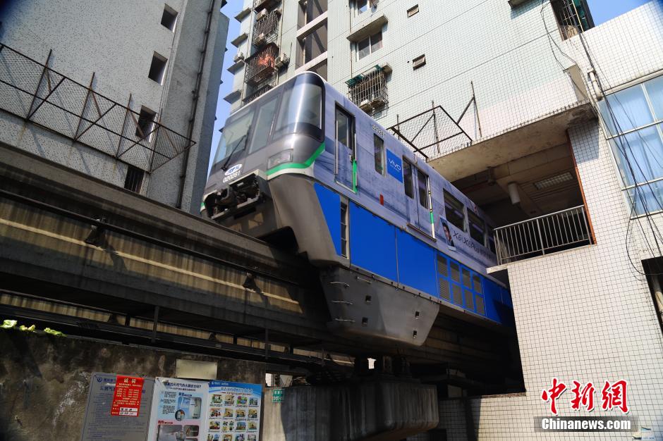 重慶輕軌列車穿樓而過場(chǎng)面震撼