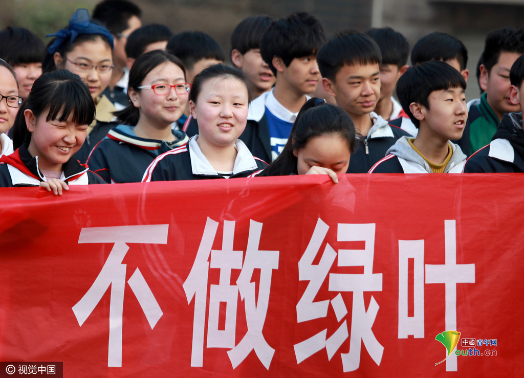 河南學(xué)生中考百日誓師大會 拉橫幅戴“必勝”頭巾