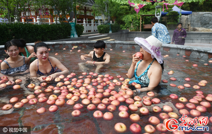 洛陽(yáng)一景區(qū)辦“溫泉水果浴” 蘋果黃瓜連泡帶吃敷面膜