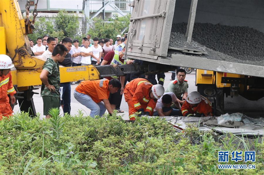 江西會(huì)昌一大貨車(chē)側(cè)翻 壓扁小車(chē)致6人死亡