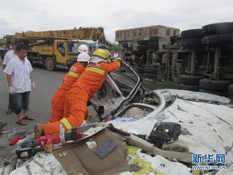 江西會(huì)昌一大貨車(chē)側(cè)翻 壓扁小車(chē)致6人死亡