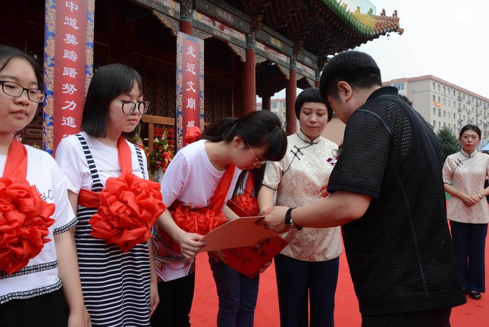 吉林高考狀元走紅毯過(guò)狀元橋拜孔子領(lǐng)獎(jiǎng)金