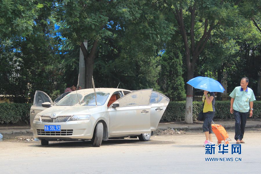 大雨過后艷陽天  新鄉(xiāng)車主晾曬忙