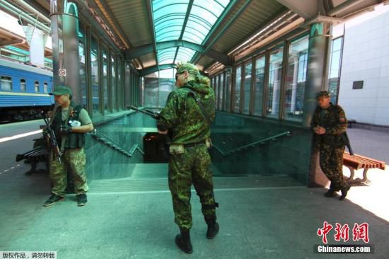 烏克蘭政府軍和民間武裝在頓涅茨克機(jī)場火車站附近發(fā)生激烈交火,火車站附近街道受到炮彈猛烈襲擊。