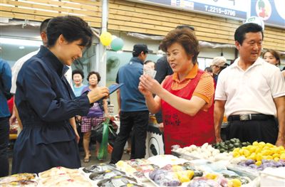 5日，韓國首爾，韓國總統(tǒng)樸槿惠在中秋前視察市場，購買過節(jié)食品。