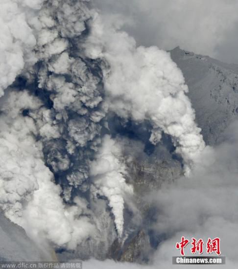 日本中部御岳山發(fā)生噴發(fā)，或已造成數(shù)人受傷。這座日本第二高的火山噴出高達3公里的火山灰。