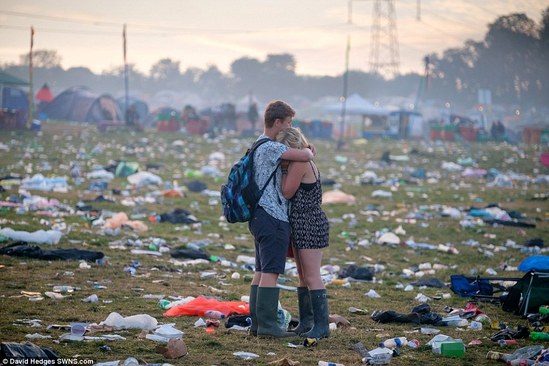 英國最大露天音樂節(jié)落幕 留下近1700噸垃圾